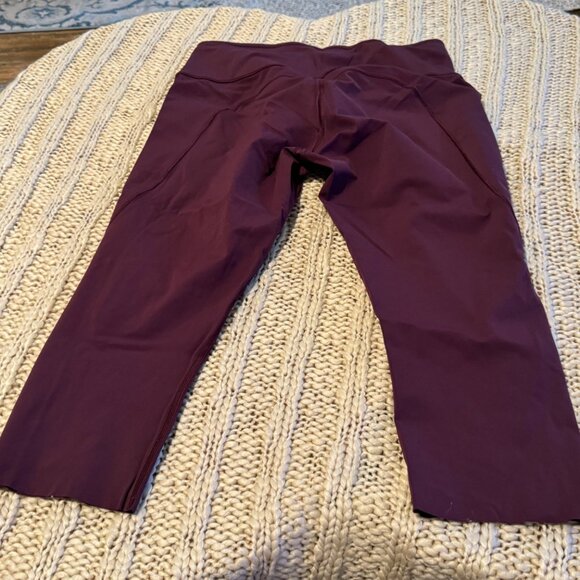 LuLuLemon. Midrise Bergundy Cropped Leggings woman’s size 12 - Picture 8 of 12